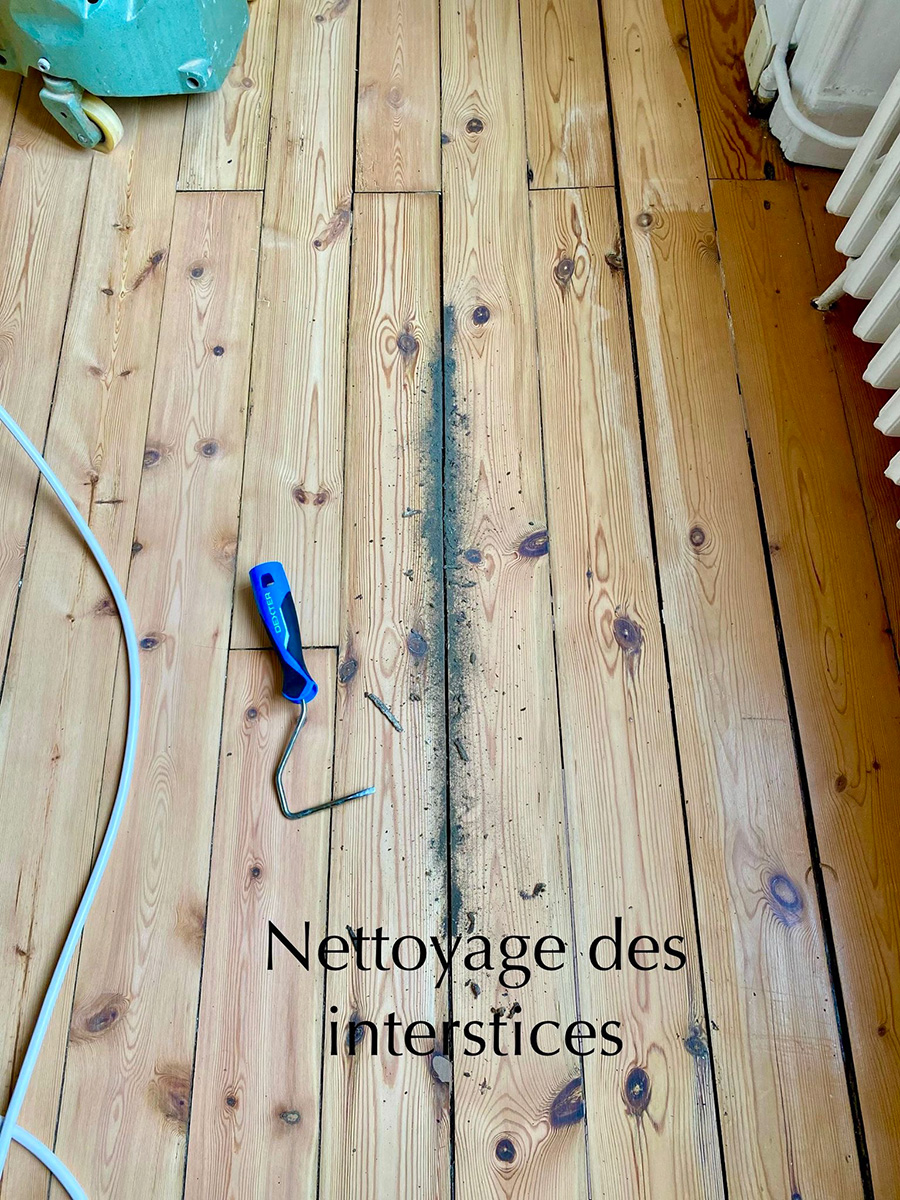 Nettoyage des interstices entre les lames de parquet